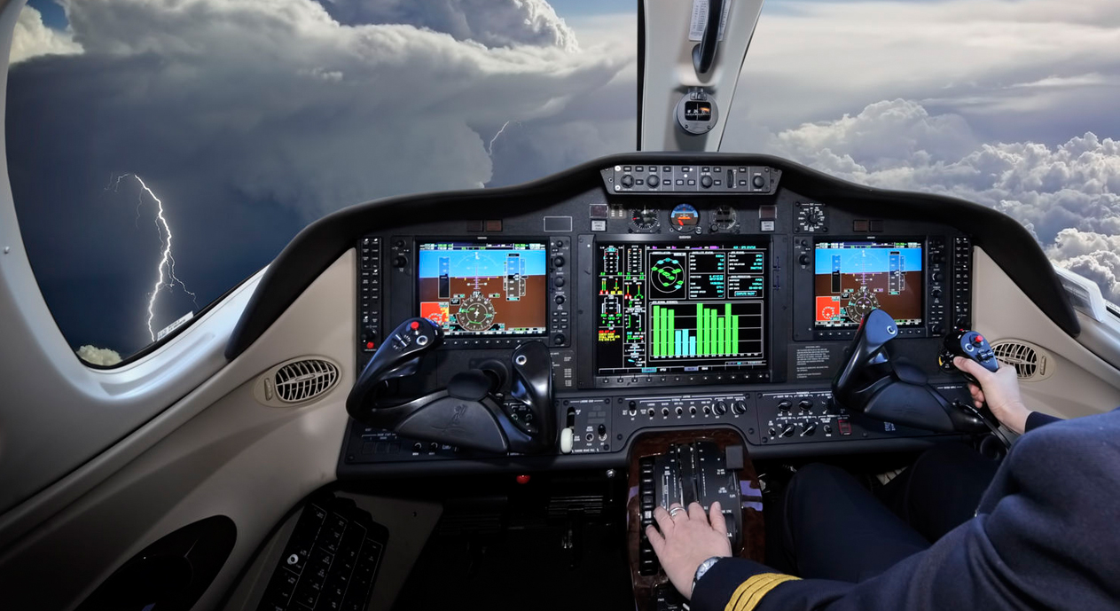 Cockpit und Gewitter